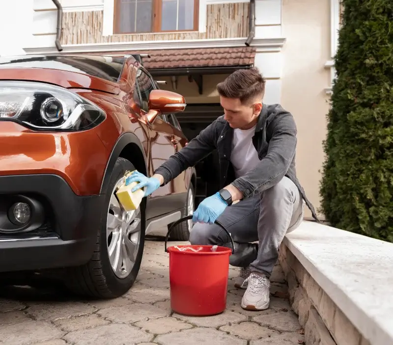 Lavage auto à domicile Le Genest-Saint-Isle : professionnel intervenant sur un véhicule